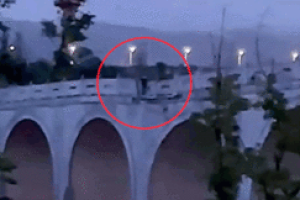 Khoảnh khắc người dân vừa đi bộ qua thì cây cầu bất ngờ sập