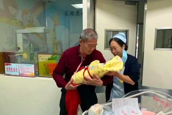 Bà lão 67 tuổi khăng khăng đòi sinh con bất chấp sự phản đối gay gắt của mọi người, đứa trẻ sinh ra khiến bao người lo lắng-1