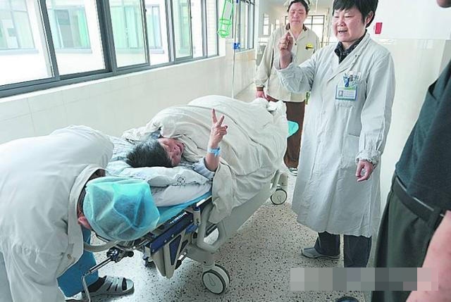 Bà lão 67 tuổi khăng khăng đòi sinh con bất chấp sự phản đối gay gắt của mọi người, đứa trẻ sinh ra khiến bao người lo lắng-3