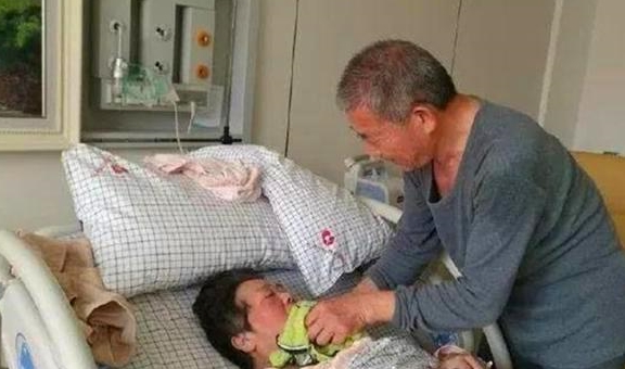 Bà lão 67 tuổi khăng khăng đòi sinh con bất chấp sự phản đối gay gắt của mọi người, đứa trẻ sinh ra khiến bao người lo lắng-2