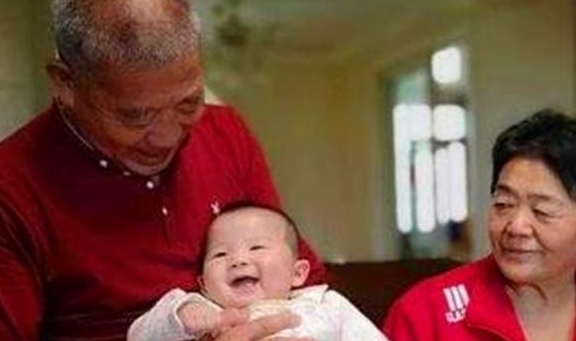 Bà lão 67 tuổi khăng khăng đòi sinh con bất chấp sự phản đối gay gắt của mọi người, đứa trẻ sinh ra khiến bao người lo lắng-5