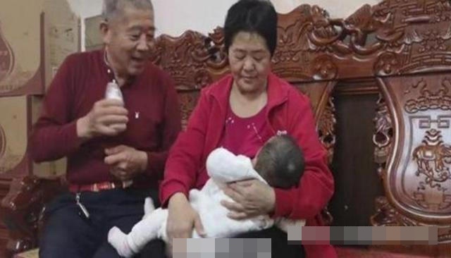 Bà lão 67 tuổi khăng khăng đòi sinh con bất chấp sự phản đối gay gắt của mọi người, đứa trẻ sinh ra khiến bao người lo lắng-6