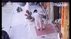 Đang đứng bên đường, hai mẹ con đột nhiên bốc cháy dữ dội, không ngờ thủ phạm là 1 hành động quen thuộc ai cũng làm-1