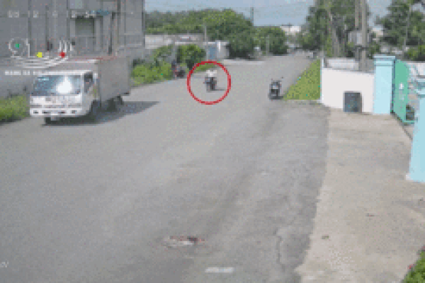 Chưa kịp qua ngã tư, thanh niên đã bị ô tô tông bay-1