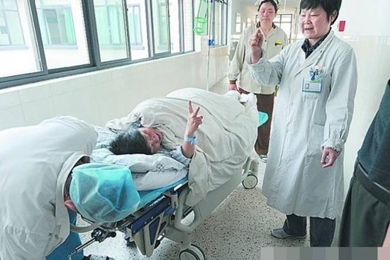 Bà lão 67 tuổi khăng khăng đòi sinh con bất chấp sự phản đối gay gắt của mọi người, đứa trẻ sinh ra khiến bao người lo lắng