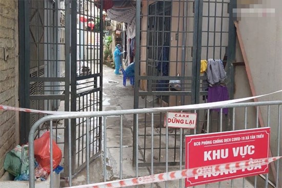 Hà Nội: Phong tỏa tạm thời con ngõ có 9 hộ gia đình liên quan cán bộ Trung tâm y tế dự phòng mắc Covid-19