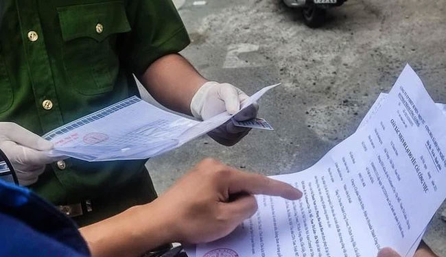 Cấp giấy đi đường sai đối tượng để thông chốt có thể bị phạt tù tới 15 năm-2