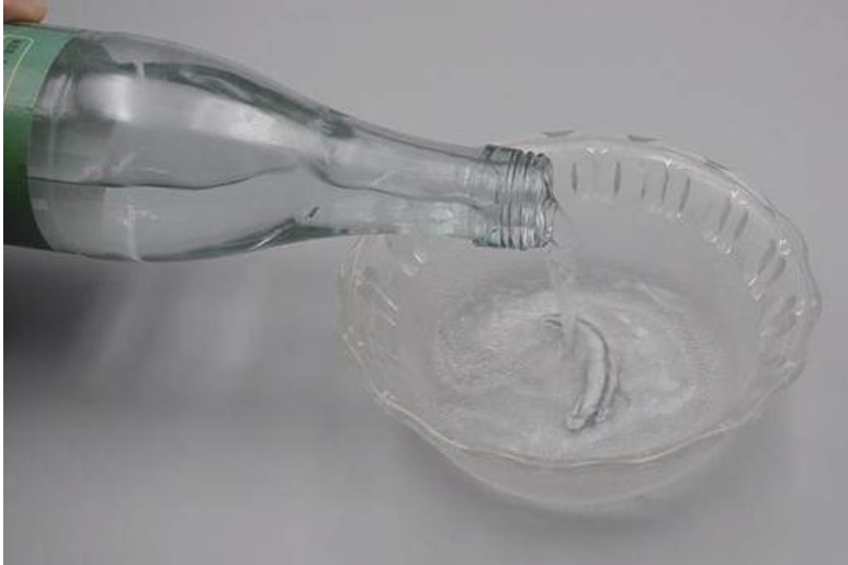 Mặt kính bếp dính dầu khó lau? Mách bạn mẹo dọn dẹp không để lại vết bẩn lại tiết kiệm thời gian-3