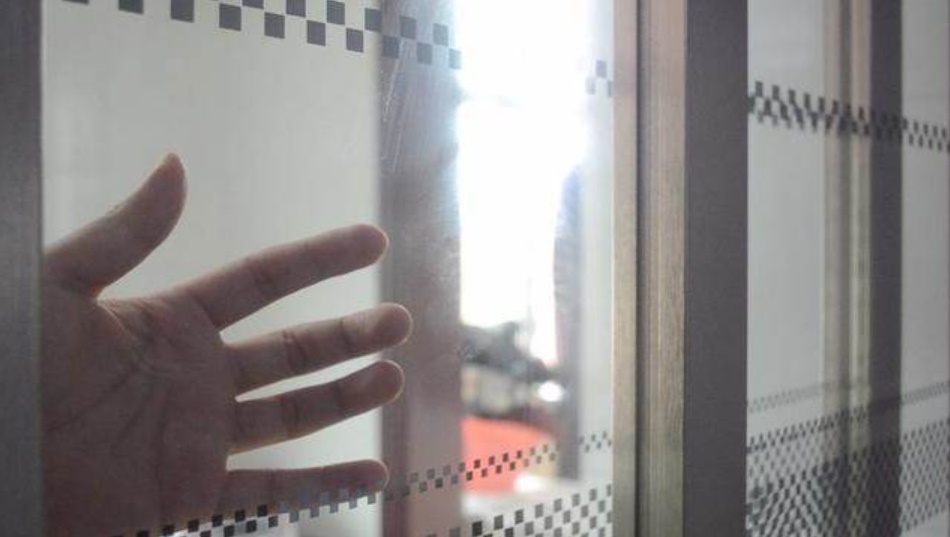 Mặt kính bếp dính dầu khó lau? Mách bạn mẹo dọn dẹp không để lại vết bẩn lại tiết kiệm thời gian-6