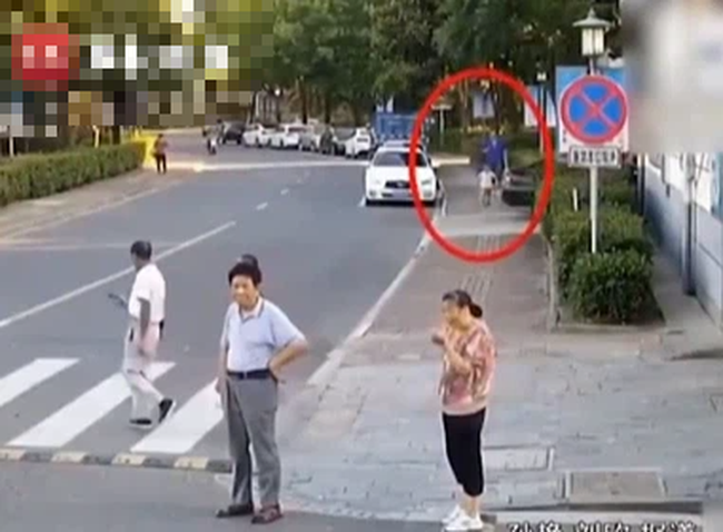 Bố mải xem điện thoại ngẩng mặt lên đã thấy con trai nằm dưới gầm xe, video ghi cảnh hiện trường khiến nhiều phụ huynh sợ hãi-1