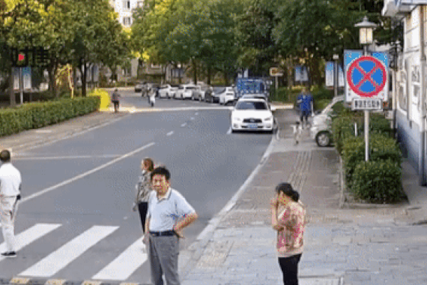 Clip: Mải nghe điện thoại, 2 mẹ con rơi xuống cống thoát nước-1