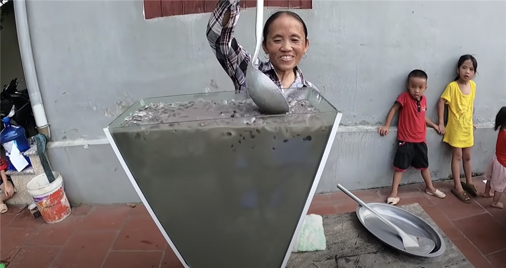 Rộ tin đồn Bà Tân Vlog làm nước cống 50 lít để đãi các cháu, sự thật đằng sau không biết nên khóc hay cười!-2