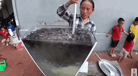 Rộ tin đồn Bà Tân Vlog làm nước cống 50 lít để đãi các cháu, sự thật đằng sau không biết nên khóc hay cười!-5