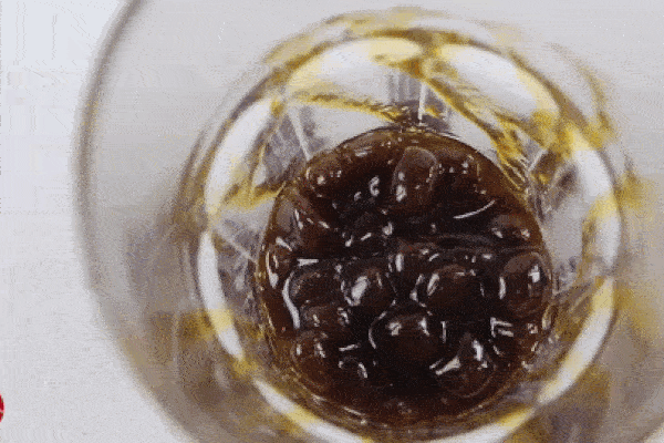 Sữa tươi trân châu đường đen hóa ra lại dễ làm thế này: Ở nhà giãn cách chẳng tội gì không làm chị em ơi!