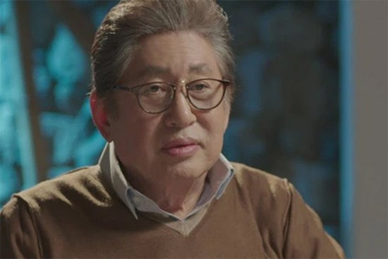 Bị chú hàng xóm vào tận nhà đe: “Chuyển lời cho bố chồng cháu, sau này đừng nhắn tin cho vợ chú nữa”, tôi và chồng muối mặt