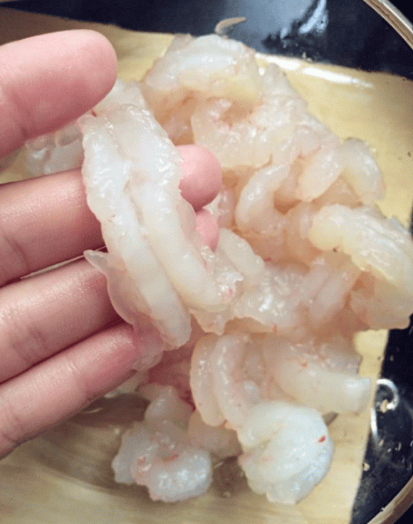 Tôm xào lúc nào cũng khô và tanh? Đầu bếp: 3 bước quan trọng để làm tôm thơm ngon, mềm mịn, không hôi-2