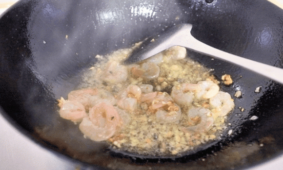 Tôm xào lúc nào cũng khô và tanh? Đầu bếp: 3 bước quan trọng để làm tôm thơm ngon, mềm mịn, không hôi-5