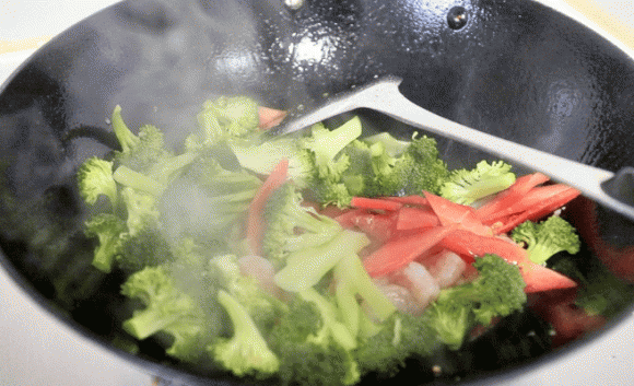 Tôm xào lúc nào cũng khô và tanh? Đầu bếp: 3 bước quan trọng để làm tôm thơm ngon, mềm mịn, không hôi-6