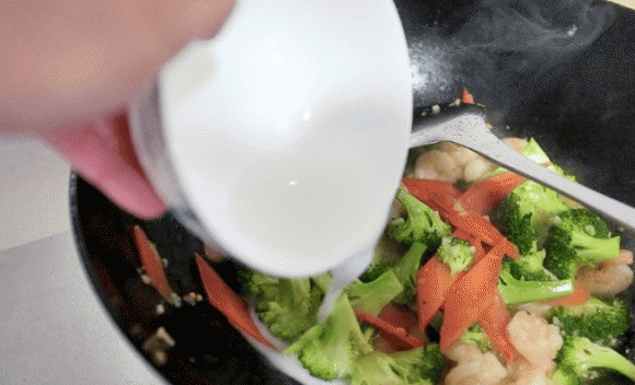 Tôm xào lúc nào cũng khô và tanh? Đầu bếp: 3 bước quan trọng để làm tôm thơm ngon, mềm mịn, không hôi-7