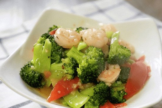 Tôm xào lúc nào cũng khô và tanh? Đầu bếp: 3 bước quan trọng để làm tôm thơm ngon, mềm mịn, không hôi