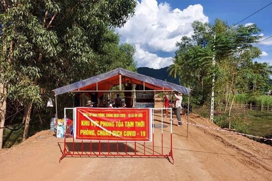 Con cách ly tại nhà, mẹ tụ tập đánh bài, vài ngày sau địa phương xuất hiện ổ dịch lớn