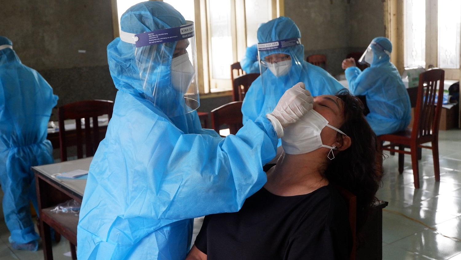 Con cách ly tại nhà, mẹ tụ tập đánh bài, vài ngày sau địa phương xuất hiện ổ dịch lớn-2