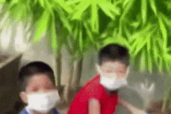 Clip: Bị công an bắt gặp đạp xe đi chơi trong thời gian giãn cách, bé trai bỏ cả xe cả bạn rồi chạy mất-1