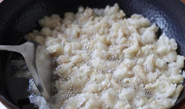 Rán mỡ lợn đừng cho thẳng vào nồi, hãy thêm bước này mỡ sẽ trắng tinh, thơm phức-6