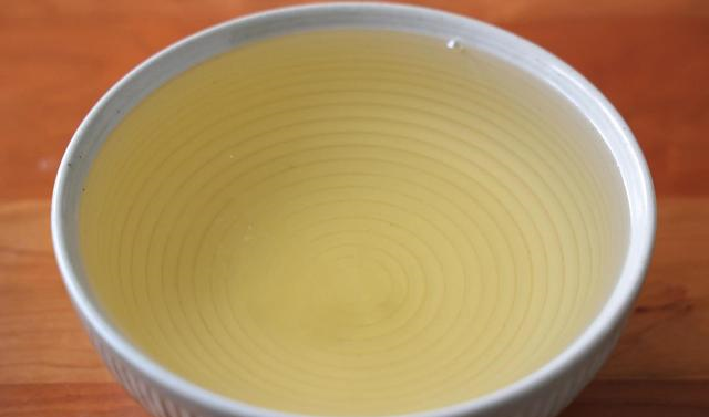 Rán mỡ lợn đừng cho thẳng vào nồi, hãy thêm bước này mỡ sẽ trắng tinh, thơm phức-9