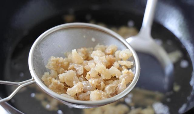 Rán mỡ lợn đừng cho thẳng vào nồi, hãy thêm bước này mỡ sẽ trắng tinh, thơm phức-8