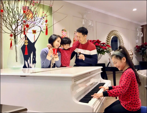 Con gái cưng của Shark Long Mạnh Trường có tài chơi đàn piano cực đỉnh, bố thích bài nào chỉ cần đặt trước 3 ngày-2