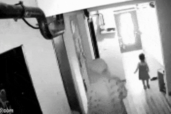 Bé trai hồn nhiêu tiểu tiện trong thang máy gây ra cảnh tượng đáng sợ, nhiều người xem xong không khỏi thót tim-2