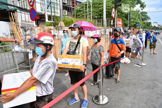 Hà Nội: Hàng dài người dân xếp hàng gửi đồ tiếp tế vào khu vực phong tỏa phường Chương Dương-1