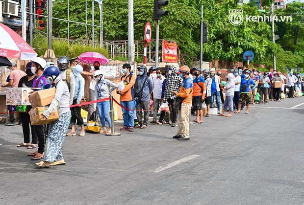 Hà Nội: Hàng dài người dân xếp hàng gửi đồ tiếp tế vào khu vực phong tỏa phường Chương Dương-2