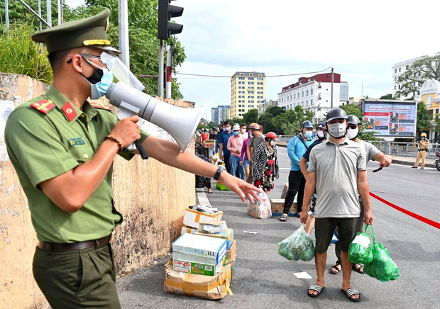 Hà Nội: Hàng dài người dân xếp hàng gửi đồ tiếp tế vào khu vực phong tỏa phường Chương Dương-3