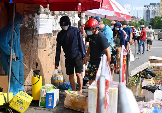 Hà Nội: Hàng dài người dân xếp hàng gửi đồ tiếp tế vào khu vực phong tỏa phường Chương Dương-8