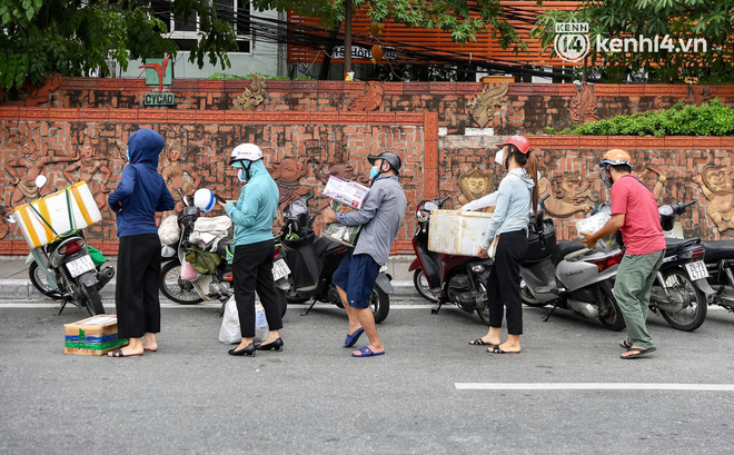 Hà Nội: Hàng dài người dân xếp hàng gửi đồ tiếp tế vào khu vực phong tỏa phường Chương Dương-9