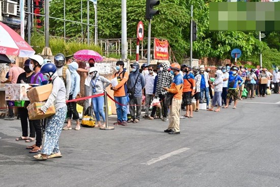 Hà Nội: Hàng dài người dân xếp hàng gửi đồ tiếp tế vào khu vực phong tỏa phường Chương Dương