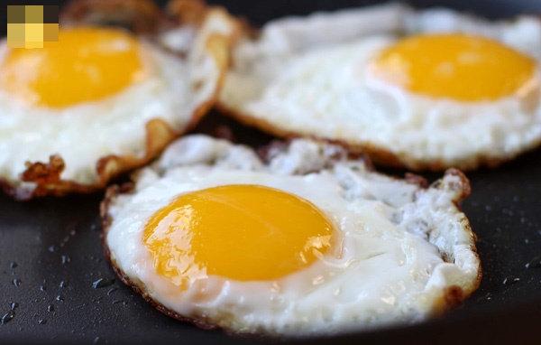 Trứng ốp la hay bị vỡ, dính chảo hoặc chuyển sang màu đen? Cho thêm thứ này vào chảo dầu, trứng sẽ tròn, mềm và đẹp mắt hơn-4