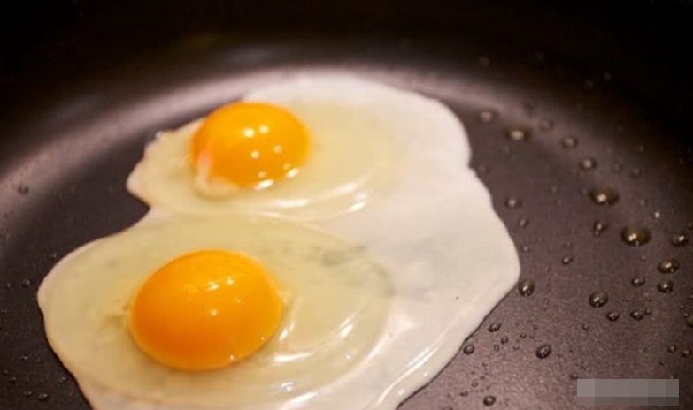 Trứng ốp la hay bị vỡ, dính chảo hoặc chuyển sang màu đen? Cho thêm thứ này vào chảo dầu, trứng sẽ tròn, mềm và đẹp mắt hơn-5