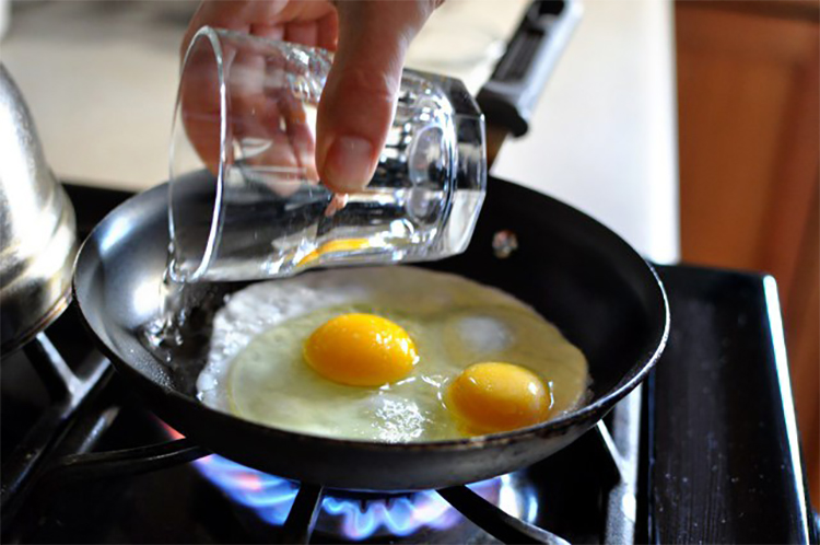 Trứng ốp la hay bị vỡ, dính chảo hoặc chuyển sang màu đen? Cho thêm thứ này vào chảo dầu, trứng sẽ tròn, mềm và đẹp mắt hơn-6