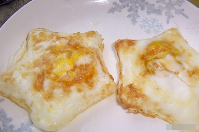 Trứng ốp la hay bị vỡ, dính chảo hoặc chuyển sang màu đen? Cho thêm thứ này vào chảo dầu, trứng sẽ tròn, mềm và đẹp mắt hơn-7