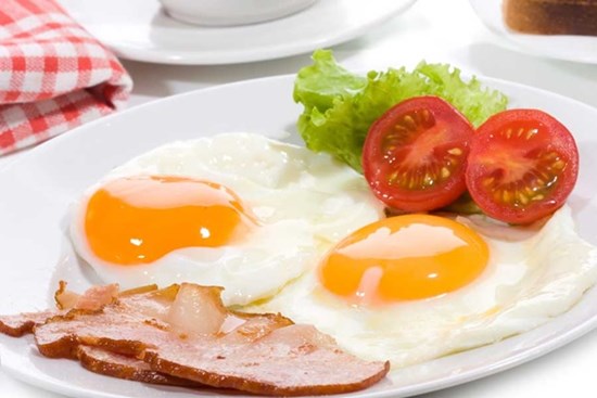 Trứng ốp la hay bị vỡ, dính chảo hoặc chuyển sang màu đen? Cho thêm thứ này vào chảo dầu, trứng sẽ tròn, mềm và đẹp mắt hơn
