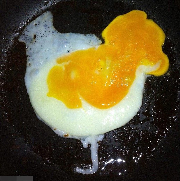 Trứng ốp la hay bị vỡ, dính chảo hoặc chuyển sang màu đen? Cho thêm thứ này vào chảo dầu, trứng sẽ tròn, mềm và đẹp mắt hơn-3