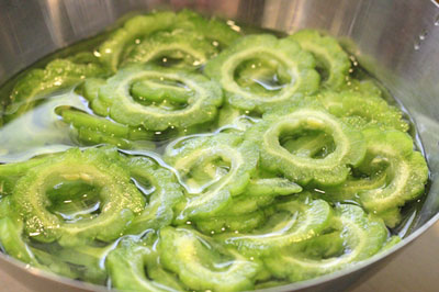 Mướp đắng rất tốt cho sức khỏe nhưng lại khó ăn! Mách bạn mẹo nhỏ này, vị đắng biến mất nhanh chóng đến trẻ con cũng ăn ngon lành-2