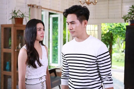 Cứ về nhà là vợ hạ chậu hoa hồng ở ban công xuống đất, 1 lần chăm cây giúp cô ấy tôi phát hiện sự thật tày đình