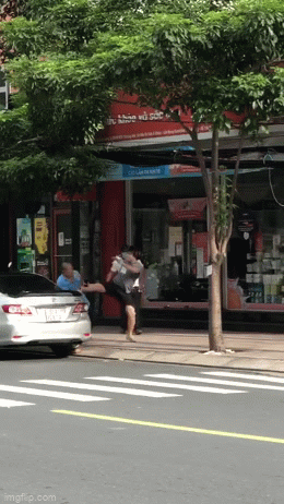 Vào cửa hàng tiện lợi không đeo khẩu trang, nam thanh niên song phi luôn bảo vệ khi được nhắc nhở-1