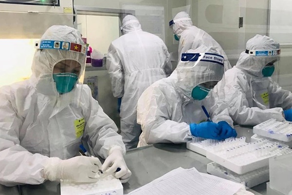 TP.HCM: Chốt kiểm soát ùn ứ nhẹ, đông người xếp hàng chờ khai báo di biến động dân cư-15