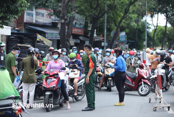 TP.HCM: Chốt kiểm soát ùn ứ nhẹ, đông người xếp hàng chờ khai báo di biến động dân cư-2