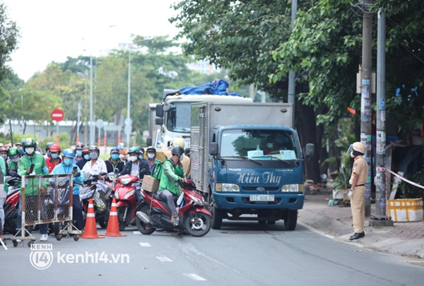 TP.HCM: Chốt kiểm soát ùn ứ nhẹ, đông người xếp hàng chờ khai báo di biến động dân cư-3